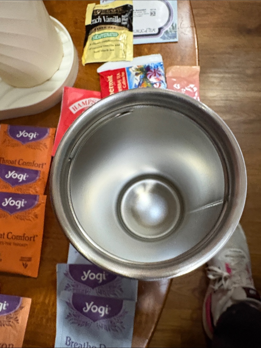 Starbucks cup with yogi tea bags in beige containers. Tea bags in container. - Picture 12 of 16